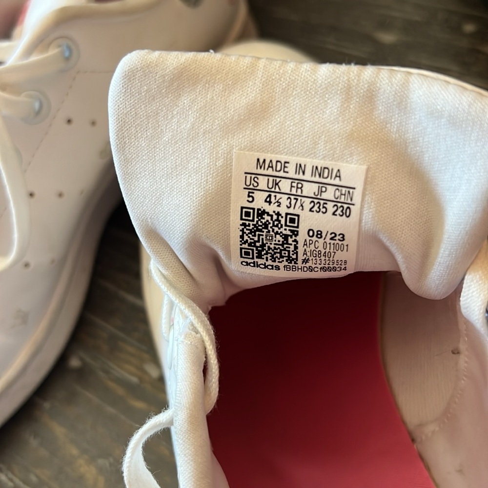 Adidas Stan Smith Hello Kitty Sneakers - Picture 9 of 12
